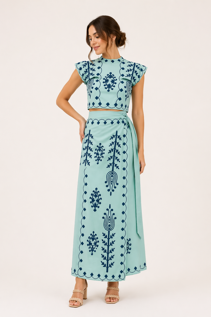 Zomerse witte dames set met lichtgroen borduursel van midirok en top