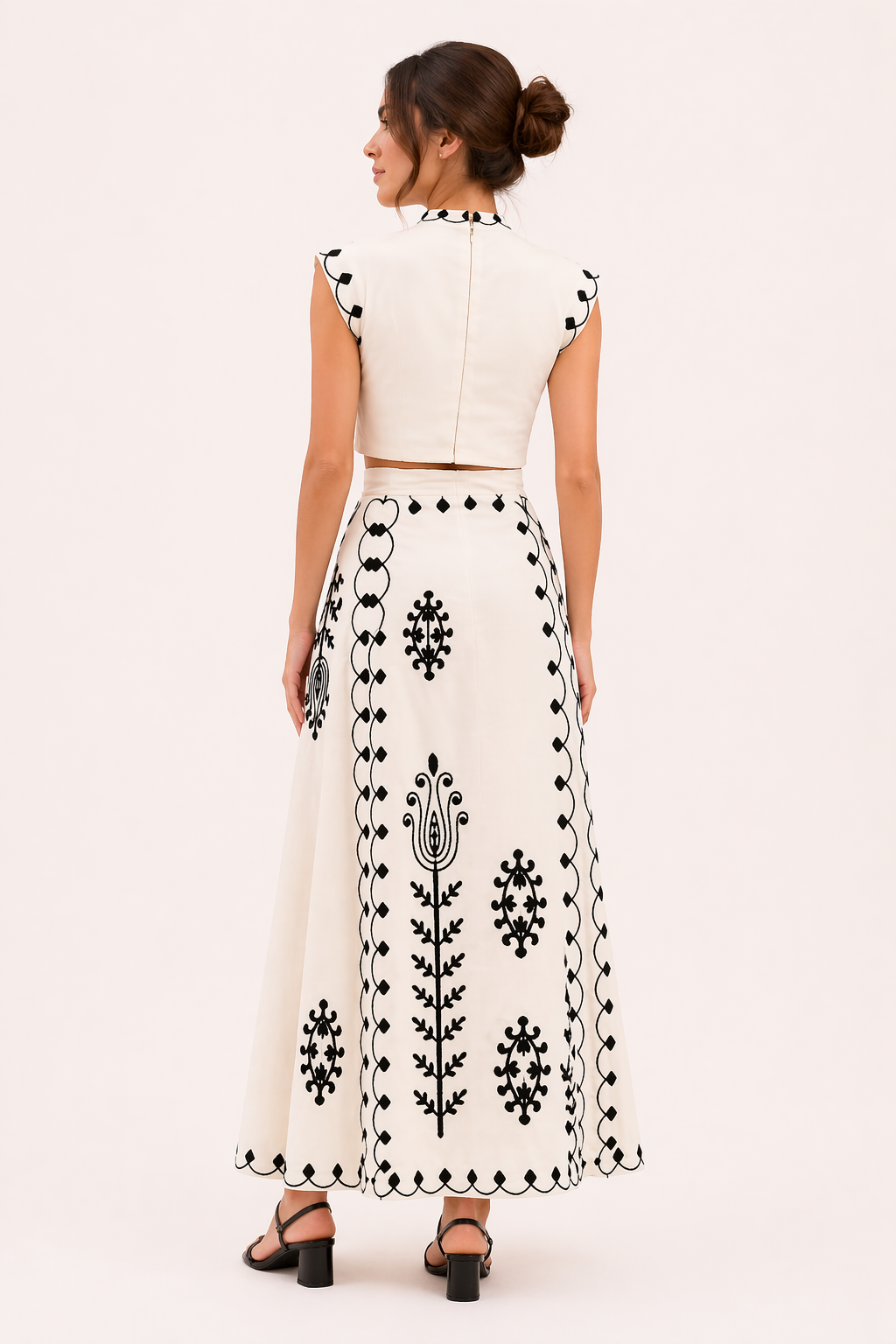 Achteraanzicht van de geborduurde midirok en mouwloze top set voor dames