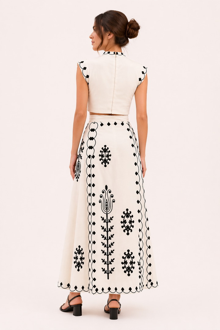 Achteraanzicht van de geborduurde midirok en mouwloze top set voor dames