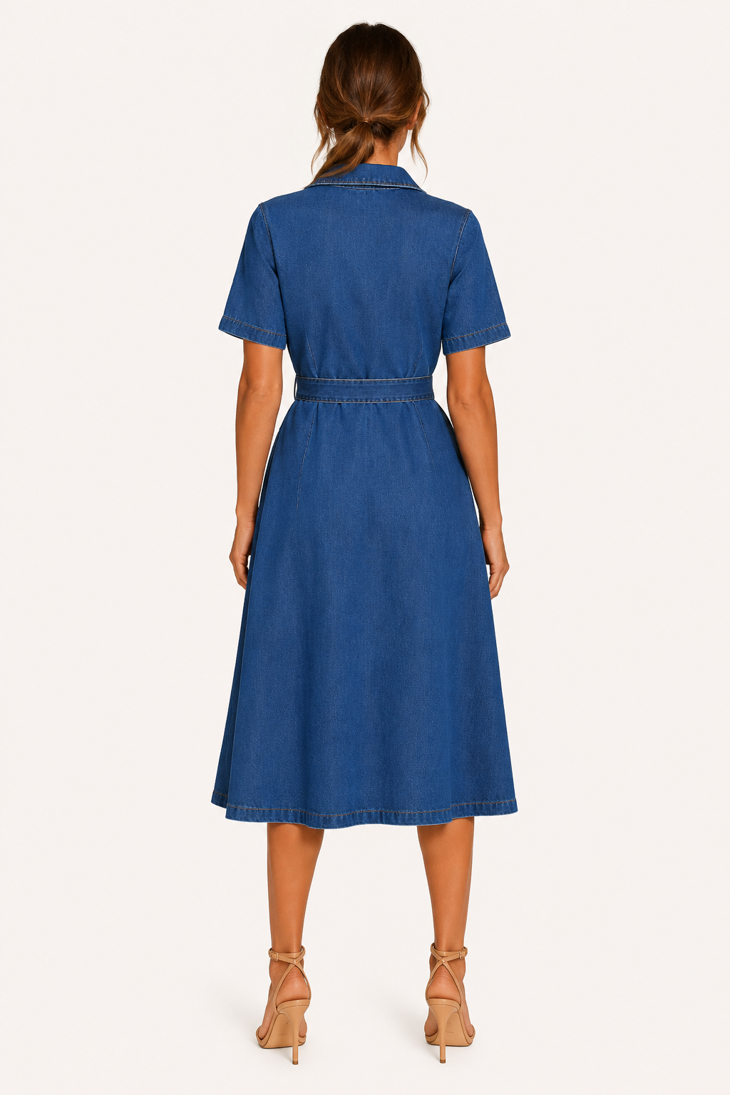 Achterkant van de blauwe dames midi jurk met nette pasvorm en halflange rok