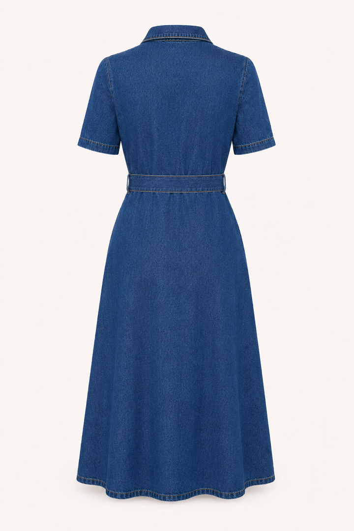 Elegante blauwe zomerjurk met strikband en knopen aan de voorkant