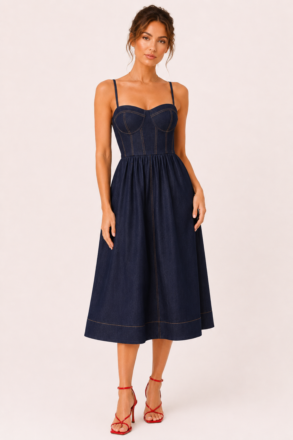 Vrouwelijke dames midi denim jurk met sweetheart halslijn in marineblauw gedragen door model aan de voorkant