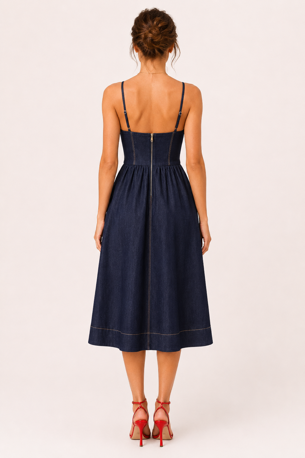 Achterkant van de elegante dames midi denim jurk met ritssluiting en smalle bandjes