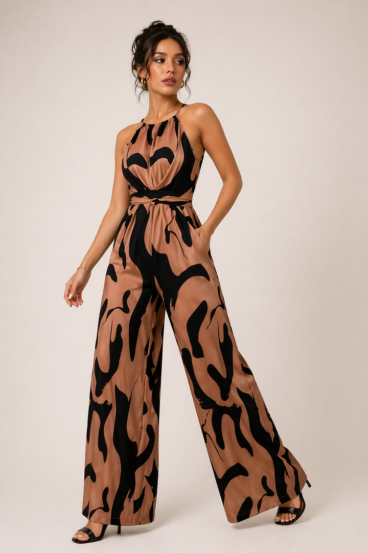 Volledige weergave van een comfortabele dames halter jumpsuit met wijde pijpen en een levendige, elegante print.