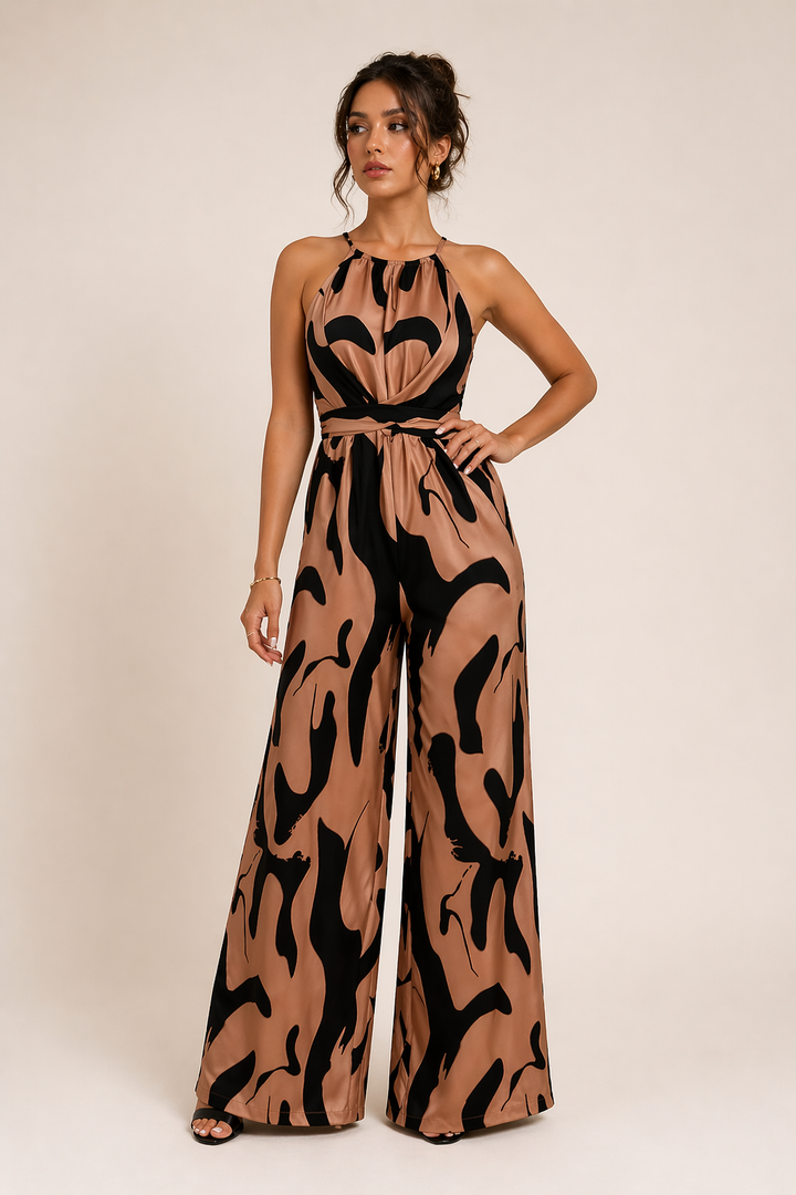 Zomerse dames jumpsuit met sierlijke print, halternek en wijde pijpen, perfect als bruiloftsgast outfit of feestkleding.