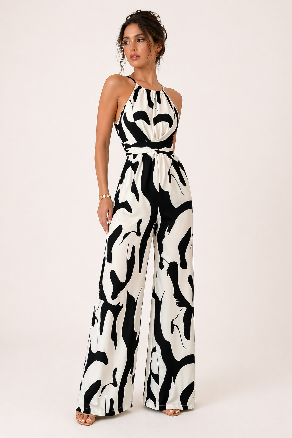 Elegante dames halter jumpsuit met wijde pijpen en modieuze print, ideaal als zomerse feestoutfit.