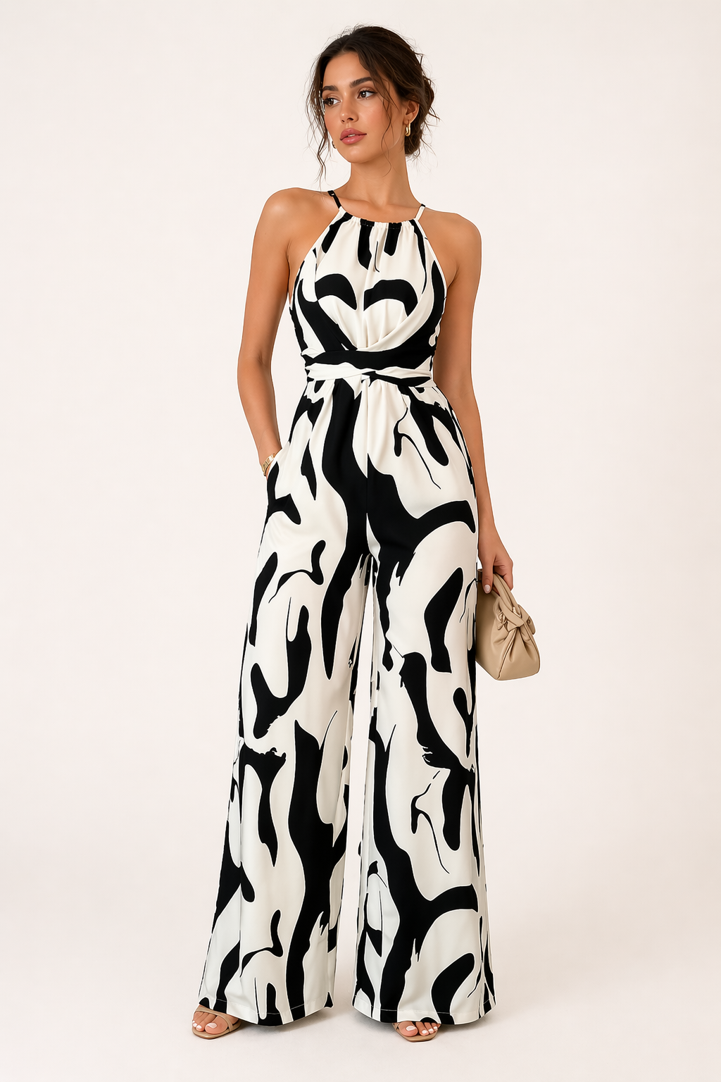 Modieuze dames jumpsuit met flatterende halterhals en trendy wijde pijpen, voorzien van een elegante all-over print.