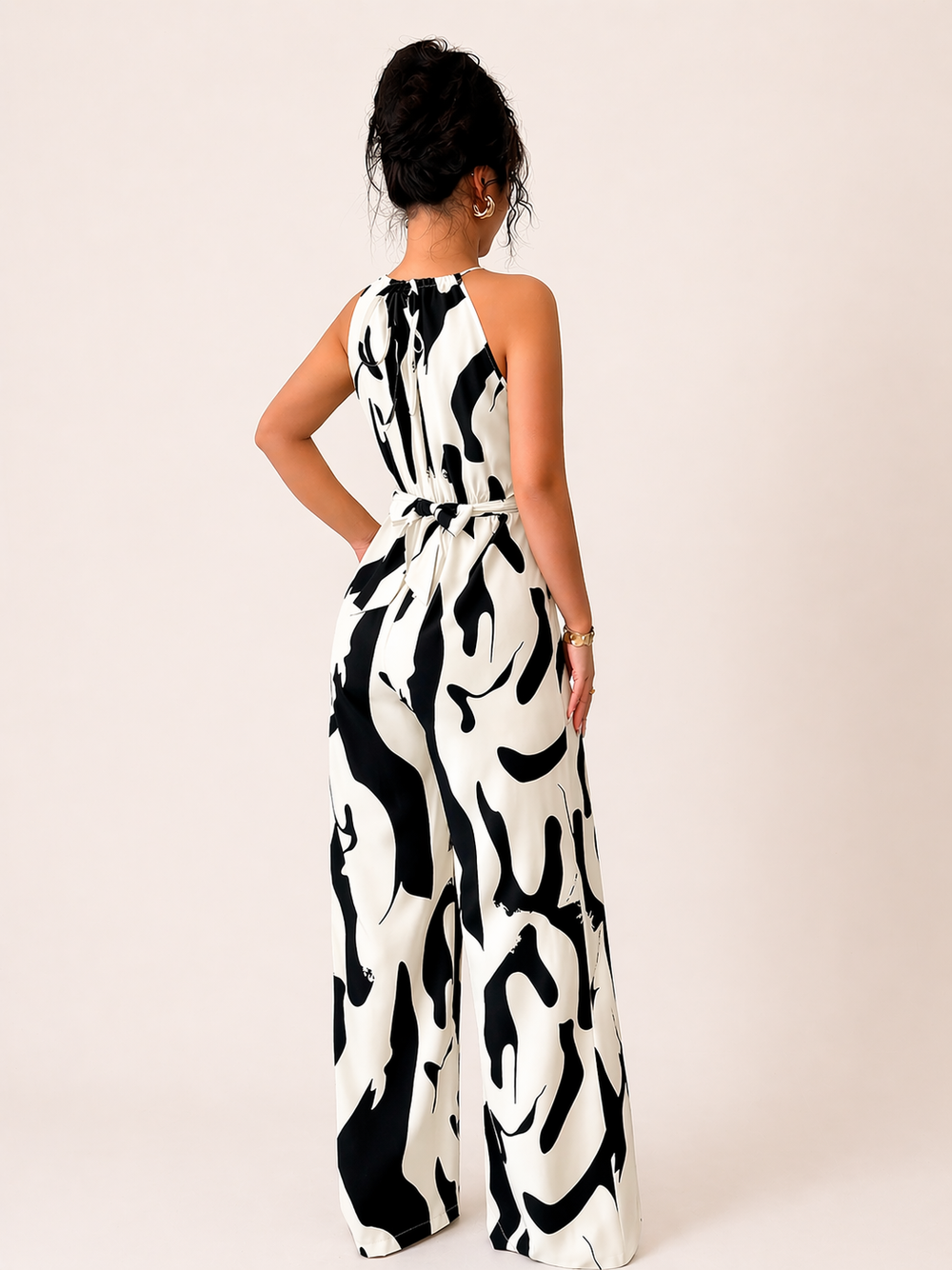 Dames jumpsuit met chique halternek, wijde pijpen en een stijlvolle, comfortabele print voor elke gelegenheid.