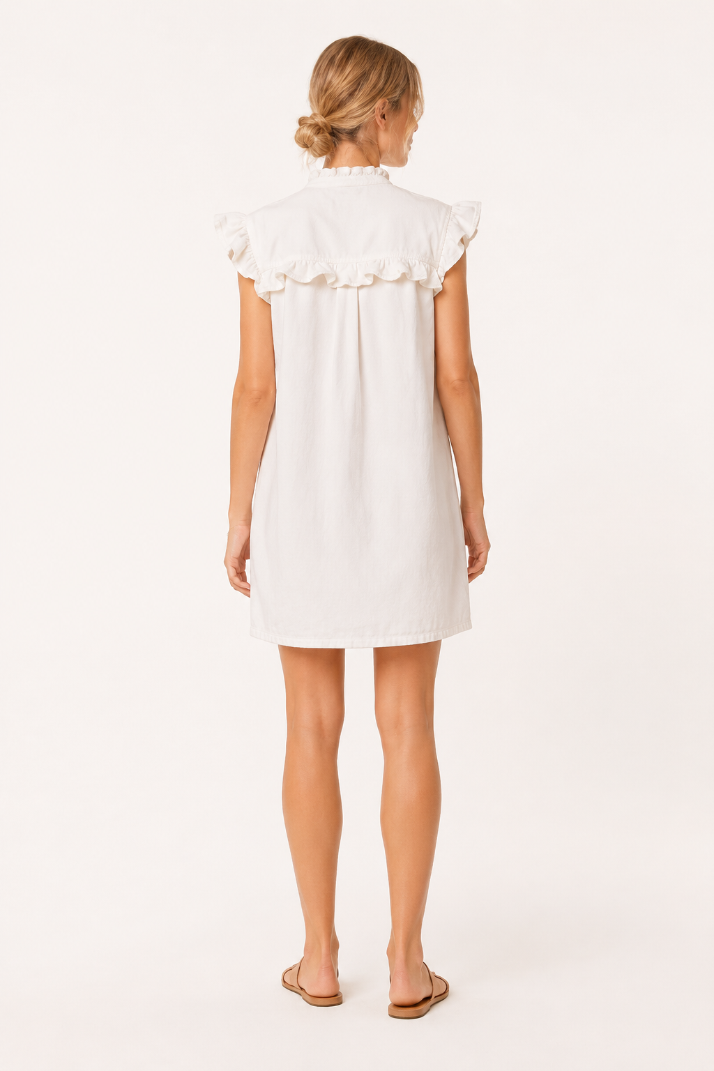 Casual dames jurkje met korte lengte, speelse ruches en knopen, verkrijgbaar in wit en roze, comfortabel.