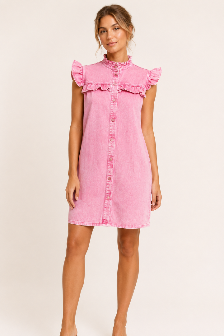 Roze kort dames jurkje met elegante ruches en decoratieve knopen voor een casual chique zomerlook.
