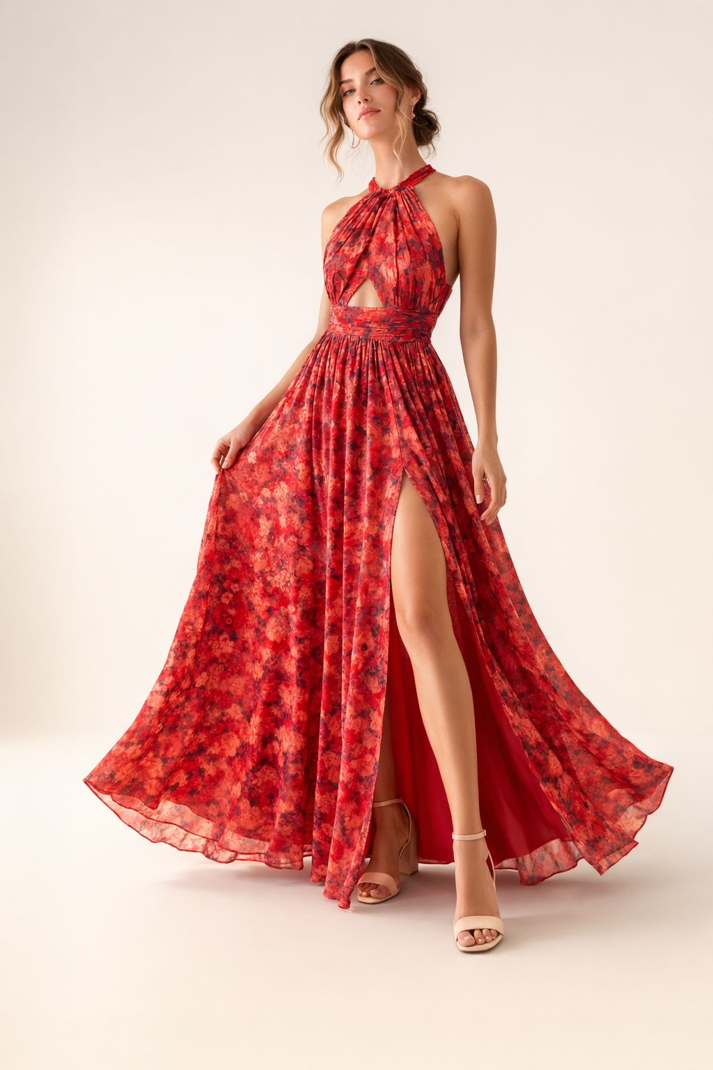 Lange rode dames halterjurk met bloemenprint en elegante split voor feestelijke gelegenheden.