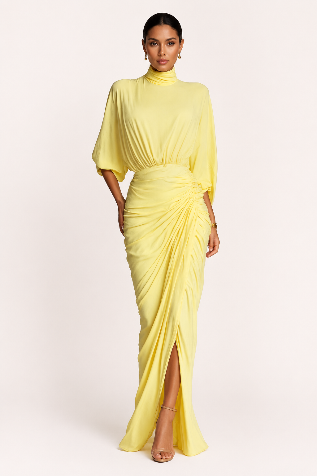 Elegante gele maxi jurk met coltrui en ruches, perfect voor bruiloften of speciale gelegenheden.