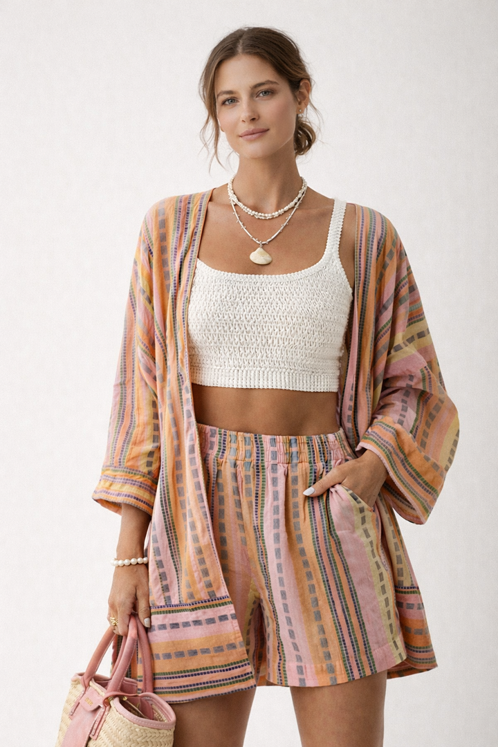 Close-up van het model in de comfortabele bohemien set met opvallende print