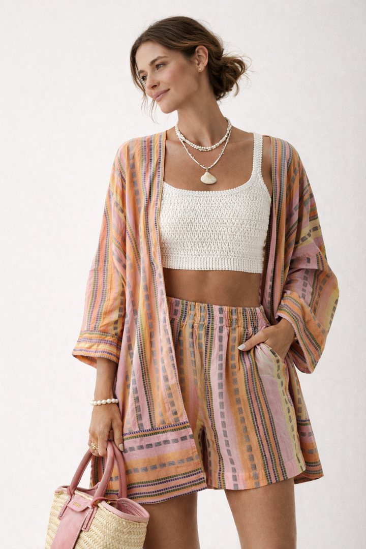 Zijaanzicht van de luchtige dames zomerse set voor een ontspannen look