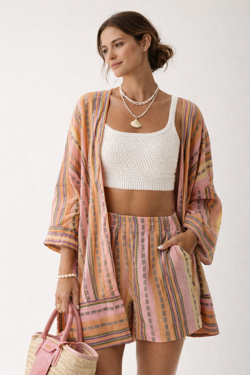 Model draagt een stijlvolle dames bohemien set Capri in kleur Rosa met bijpassend tasje