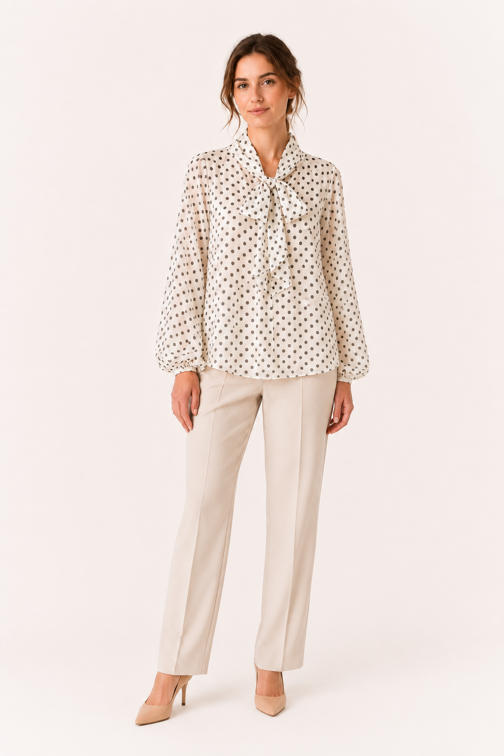 Volledige outfit met dames stippenblouse en pantalon in beige