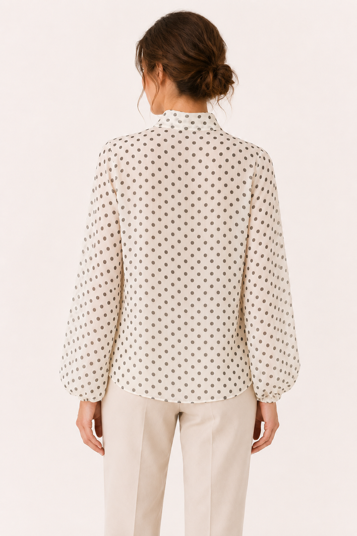 Achterkant van de elegante dames stippenblouse met lange mouwen