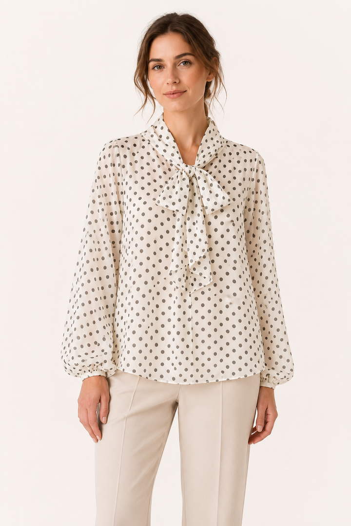 Stijlvolle damesblouse met stippen en strikkraag in beige voor en
