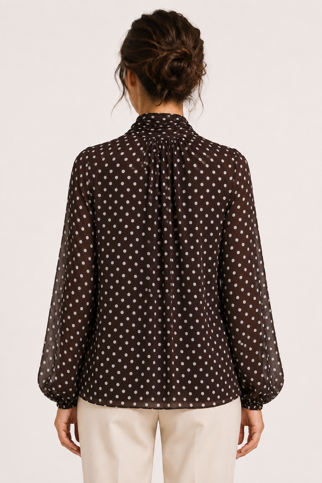 Elegante dames top met stippen patroon en strikdetail op de kraag