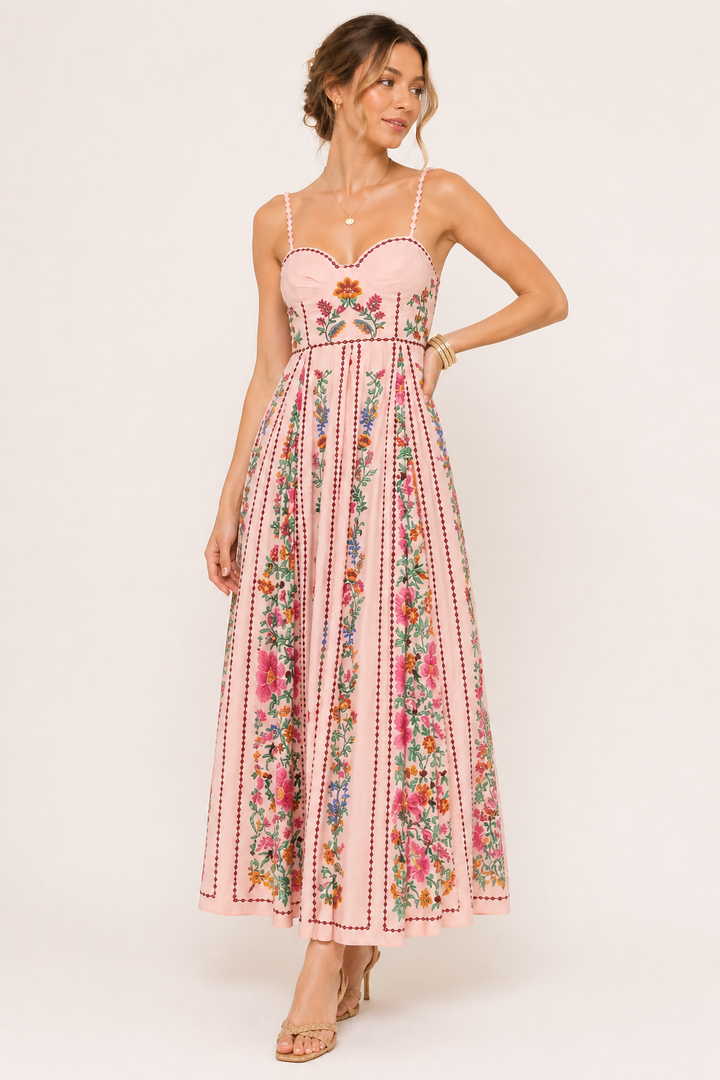 Trendy dames zomerjurk, midi lengte, met opvallende bloemenprint en dunne bandjes, ideaal voor warme dagen.