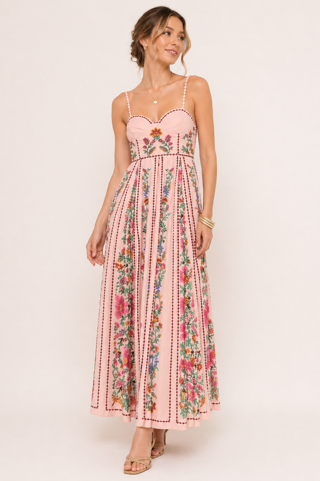 Elegante dames midi zomerjurk met vrolijke bloemenprint en dunne bandjes, perfect voor een feestje.