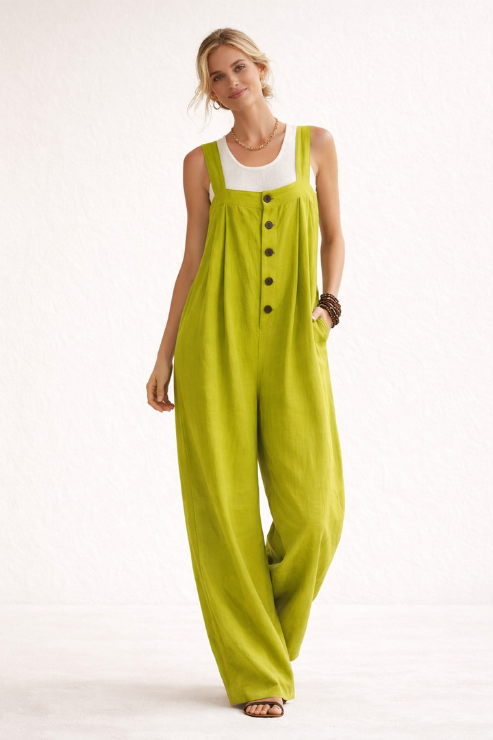 Lange dames jumpsuit met knopen en brede banden in de kleur beige, comfortabele zomerkleding.