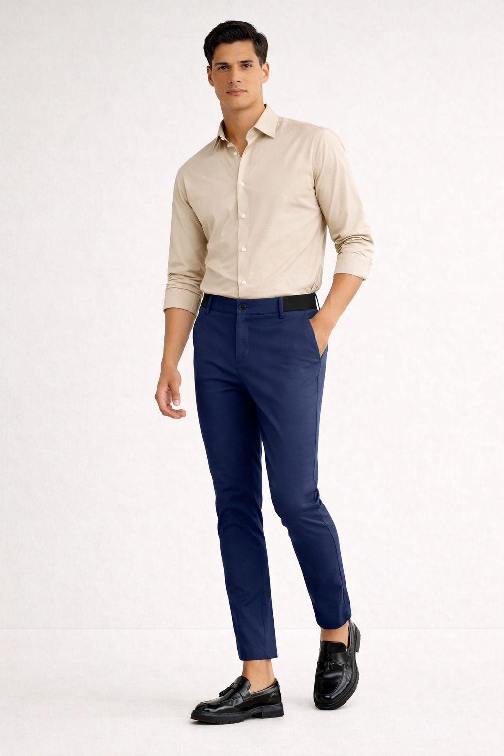 Model draagt marineblauwe slim fit heren chino broek met beige overhemd