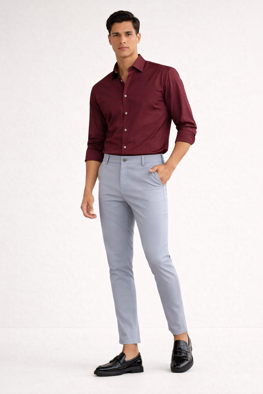 Model draagt grijze slim fit heren chino broek met bordeauxrood overhemd