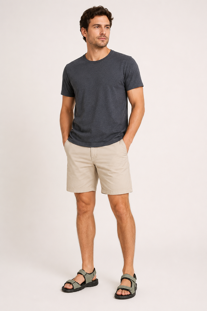 Man draagt comfortabele herensandalen in combinatie met korte broek