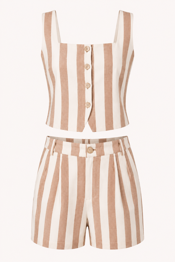 Vakantieklare gestreepte damesset: een stijlvol gilet gecombineerd met hoge beige shorts voor de zomer.