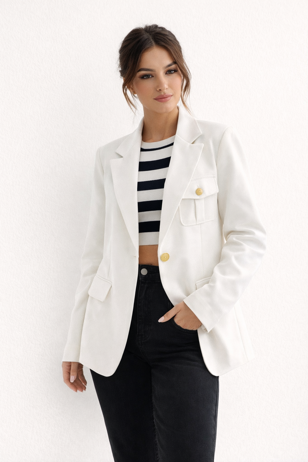 Model draagt stijlvolle witte dames blazer