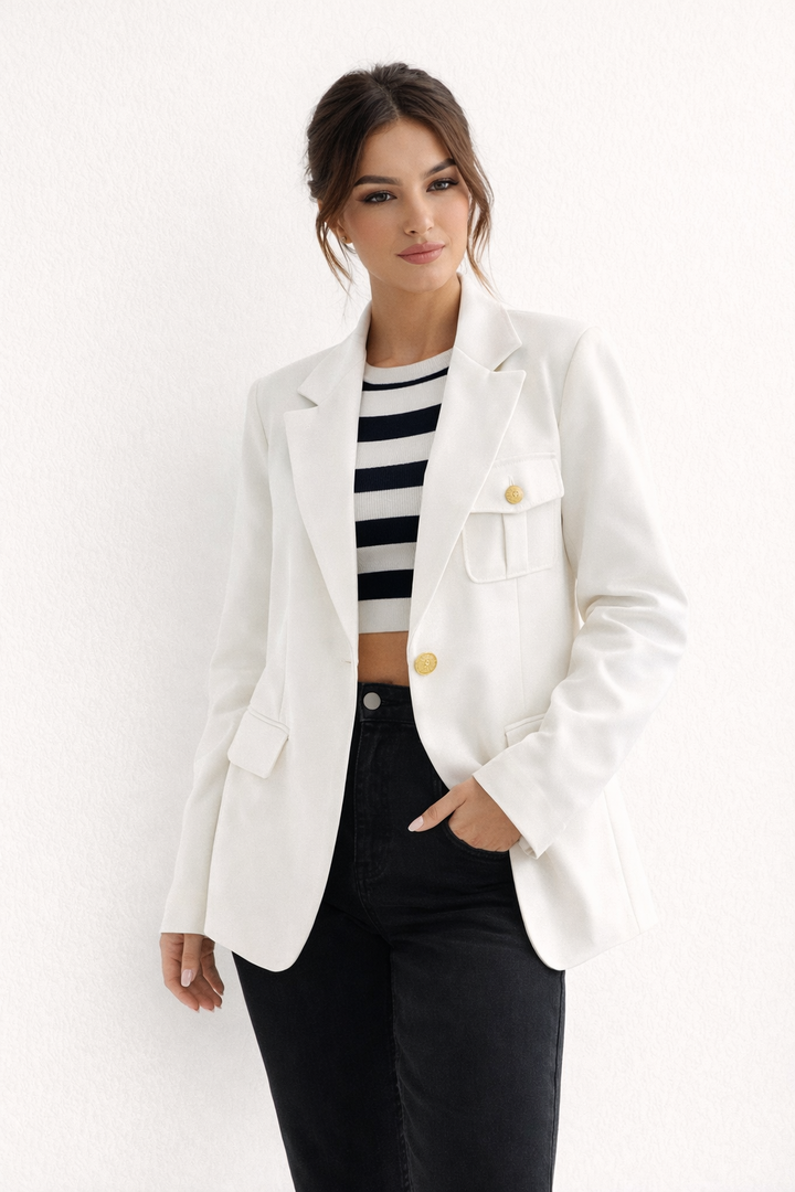 Model draagt stijlvolle witte dames blazer