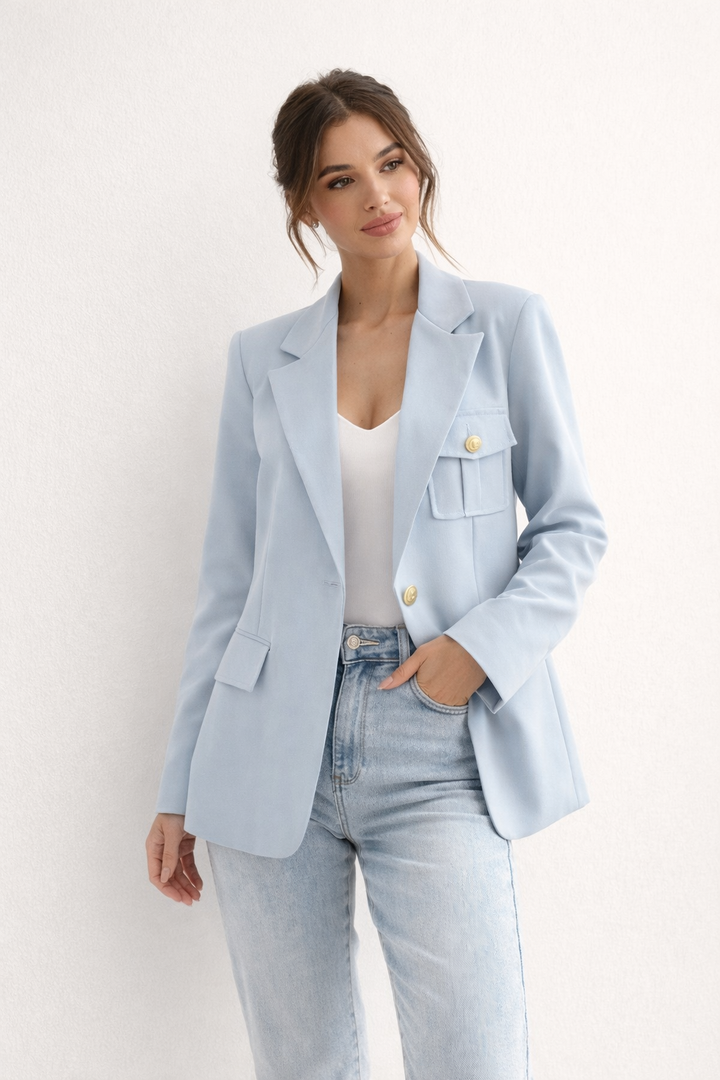 Model draagt lichtblauwe dames blazer met klepzakken