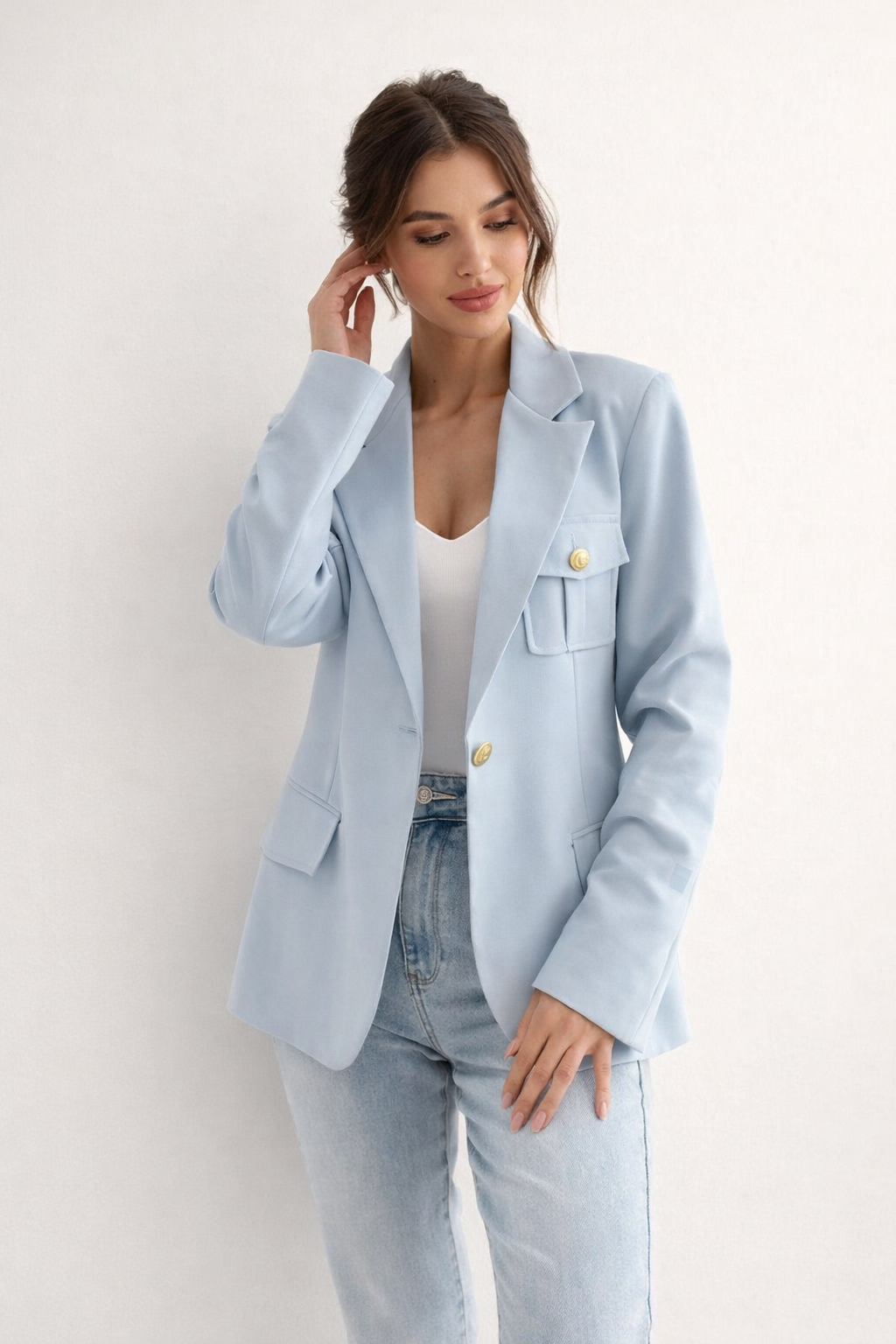 Detailopname van lichtblauwe dames blazer met reverskraag