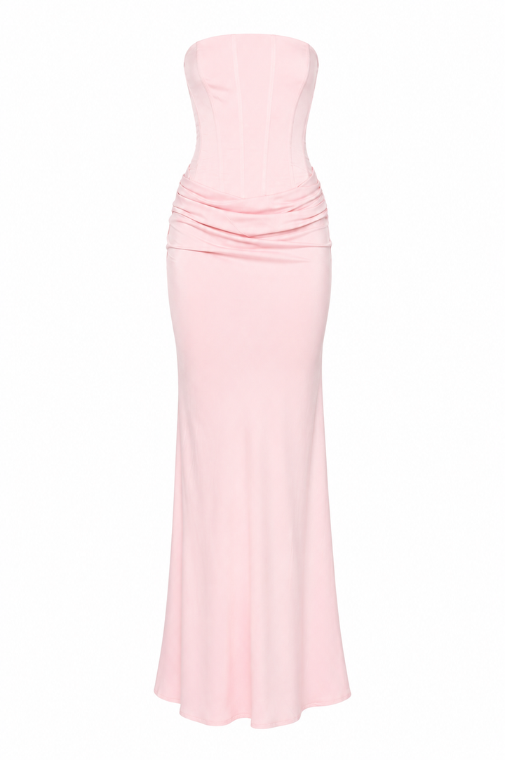 Gedetailleerd vooraanzicht van de roze strapless jurk met korsetnaden en heupdrapering.