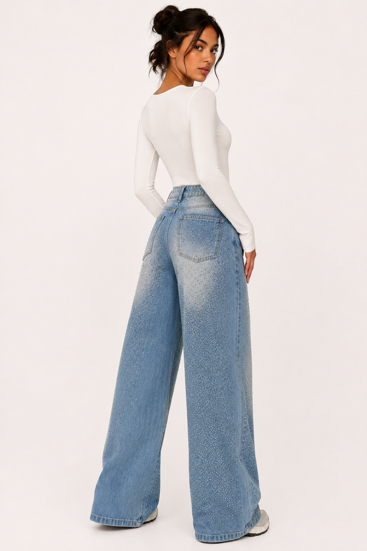 Achteraanzicht van de blauwe damesjeans met wijde pijpen en strass-details.
