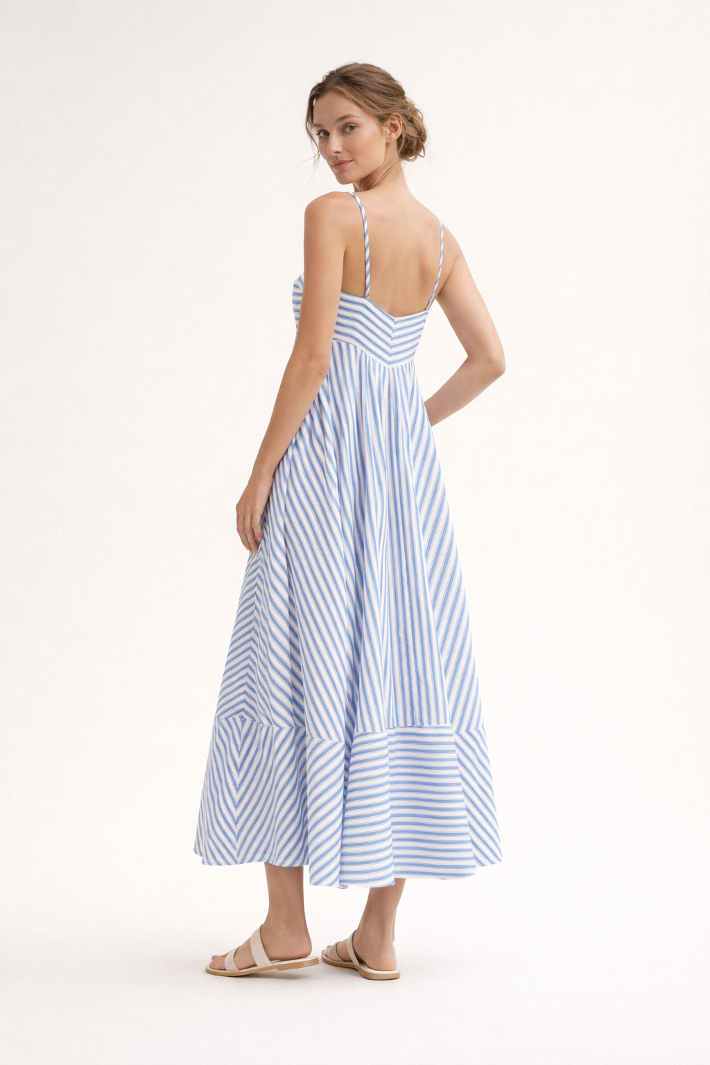 Achterkant van de blauwe gestreepte maxi-jurk voor dames