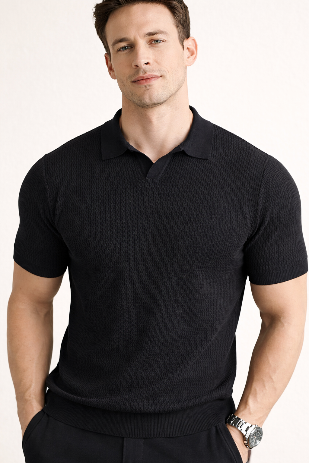 Close-up van een model in een zwart poloshirt met verfijnde textuur.