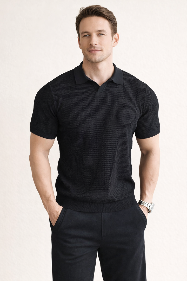 Man draagt een zwart slim fit poloshirt met structuur en klassieke kraag.