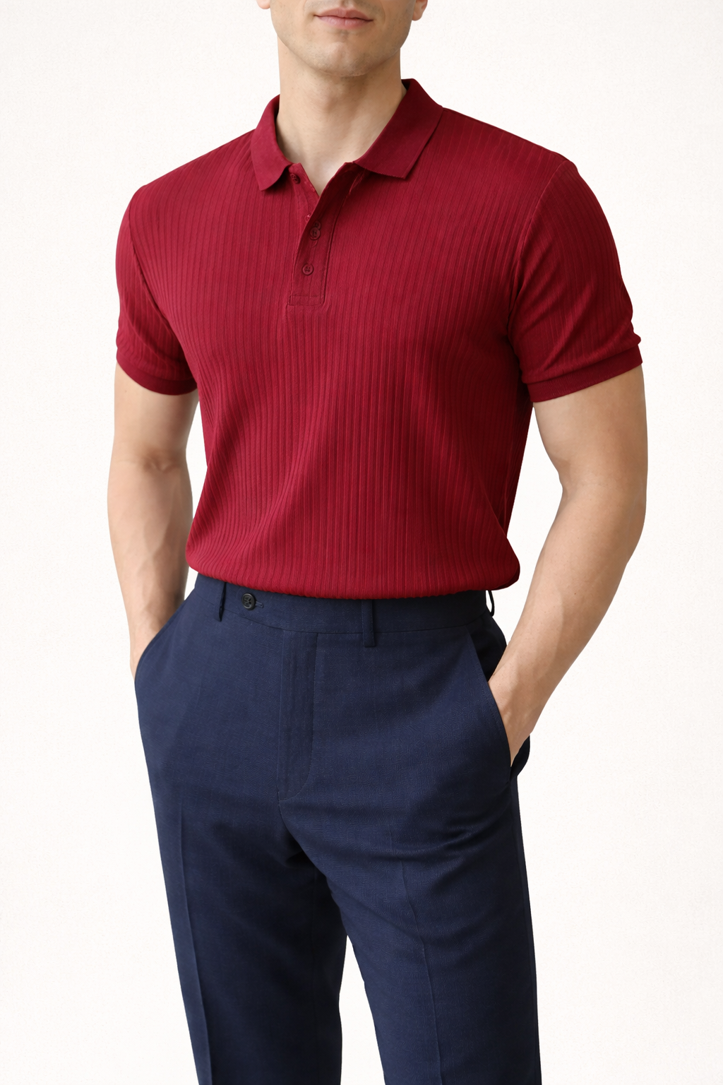 Man draagt een rode heren slim fit polo met verticale textuur en marineblauwe broek