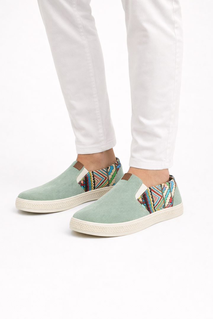 Heren casual instappers in groen gedragen met witte broek