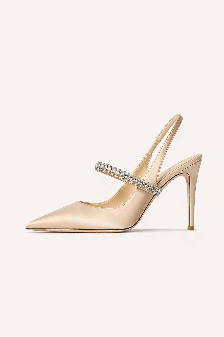 Beige elegante pump met hoge hak, glitterband over de wreef en slingback sluiting, zijaanzicht.
