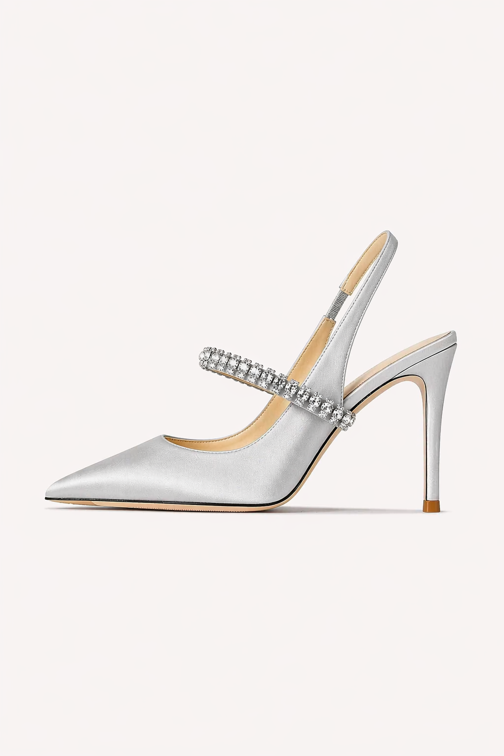 Zilveren elegante pump met hoge hak, glitterband over de wreef en slingback sluiting, zijaanzicht.