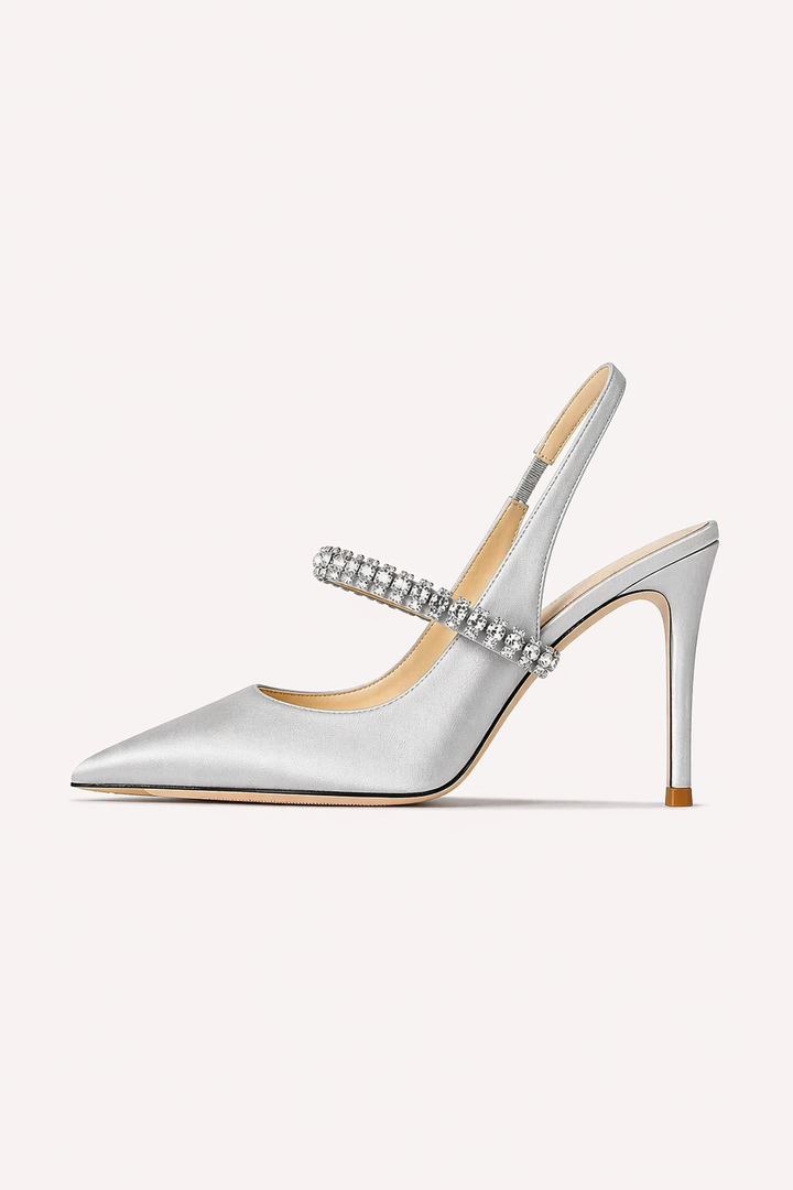 Zilveren elegante pump met hoge hak, glitterband over de wreef en slingback sluiting, zijaanzicht.