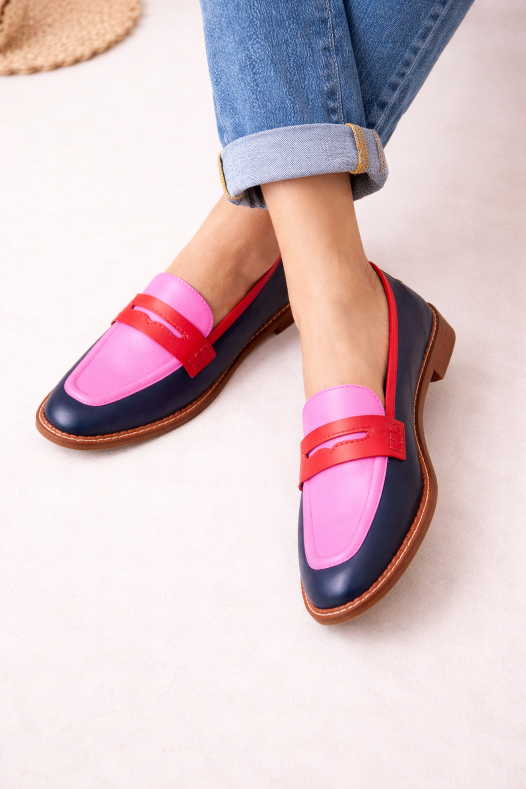 Close-up van de tweekleurige dames loafers met platte zool