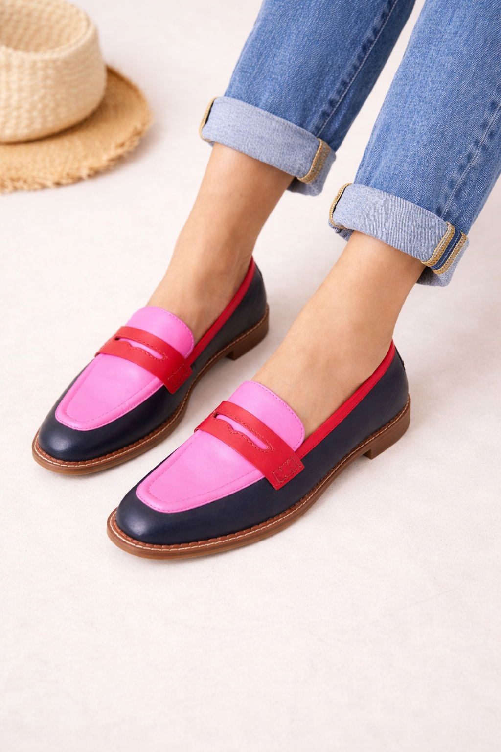 Stijlvolle roze dames mocassins met platte zool en tweekleurig detail