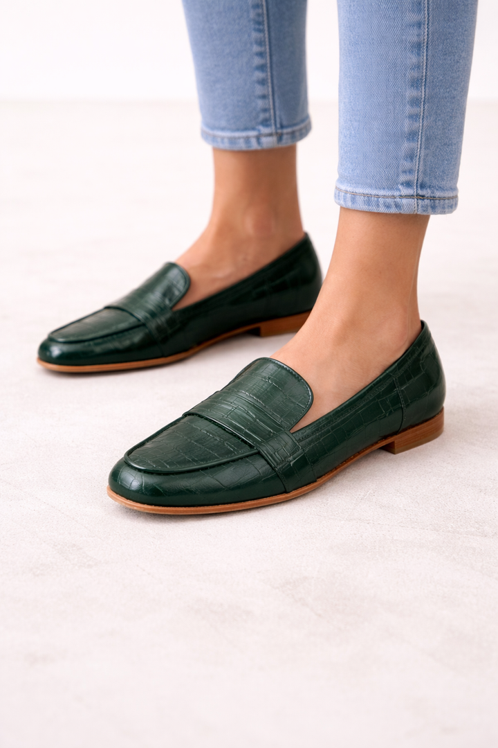 Groene slip-on dames instappers, platte mocassins voor vrouwen. Stijlvolle en veelzijdige damesschoenen.