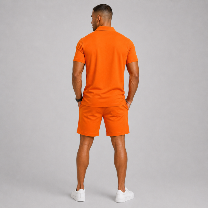 Bovenaanzicht van een oranje heren sportshort met trekkoord en elastische tailleband, netjes opgevouwen.