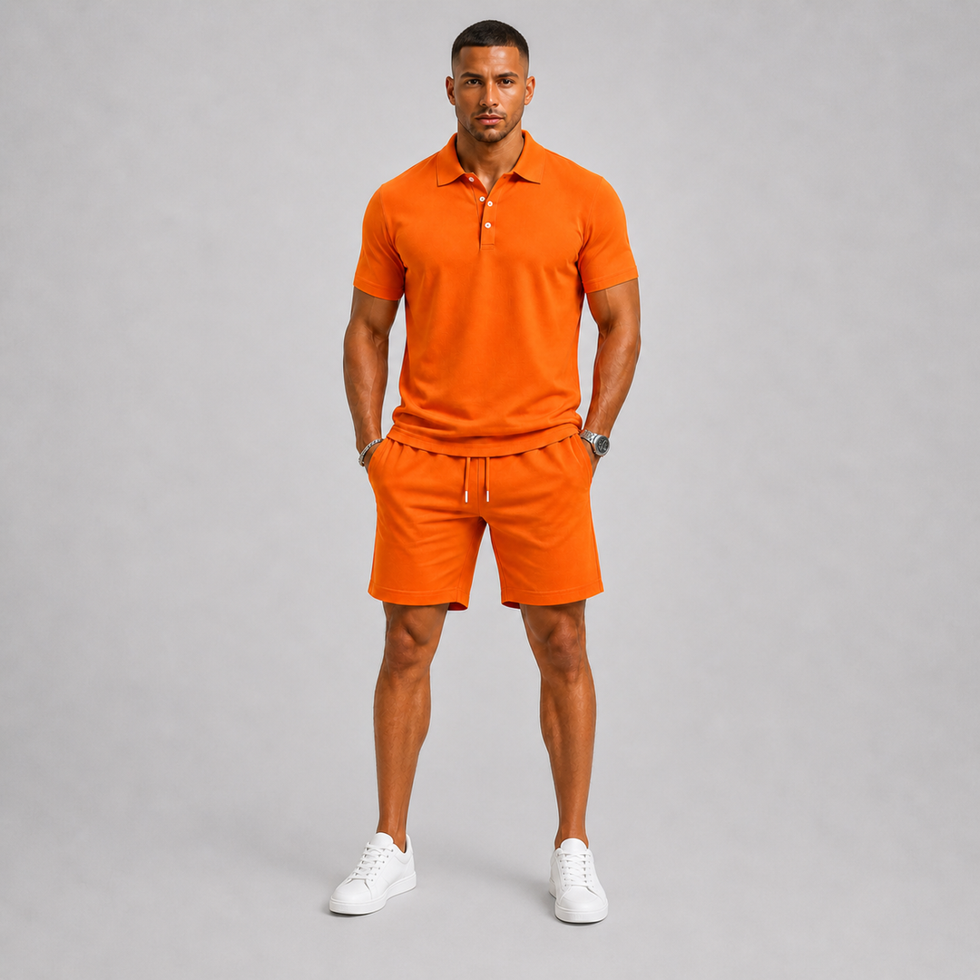 Bovenaanzicht van een oranje heren polo shirt, netjes opgevouwen met de knopen gesloten.