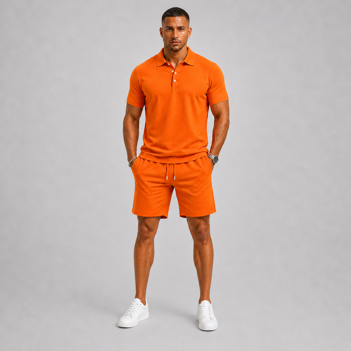 Bovenaanzicht van een oranje heren polo shirt, netjes opgevouwen met de knopen gesloten.